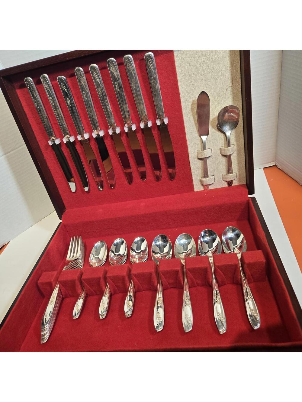 Flatware / Wm. Rogers Original IS Silverplate Flatware Set "Fair Lady" Pattern